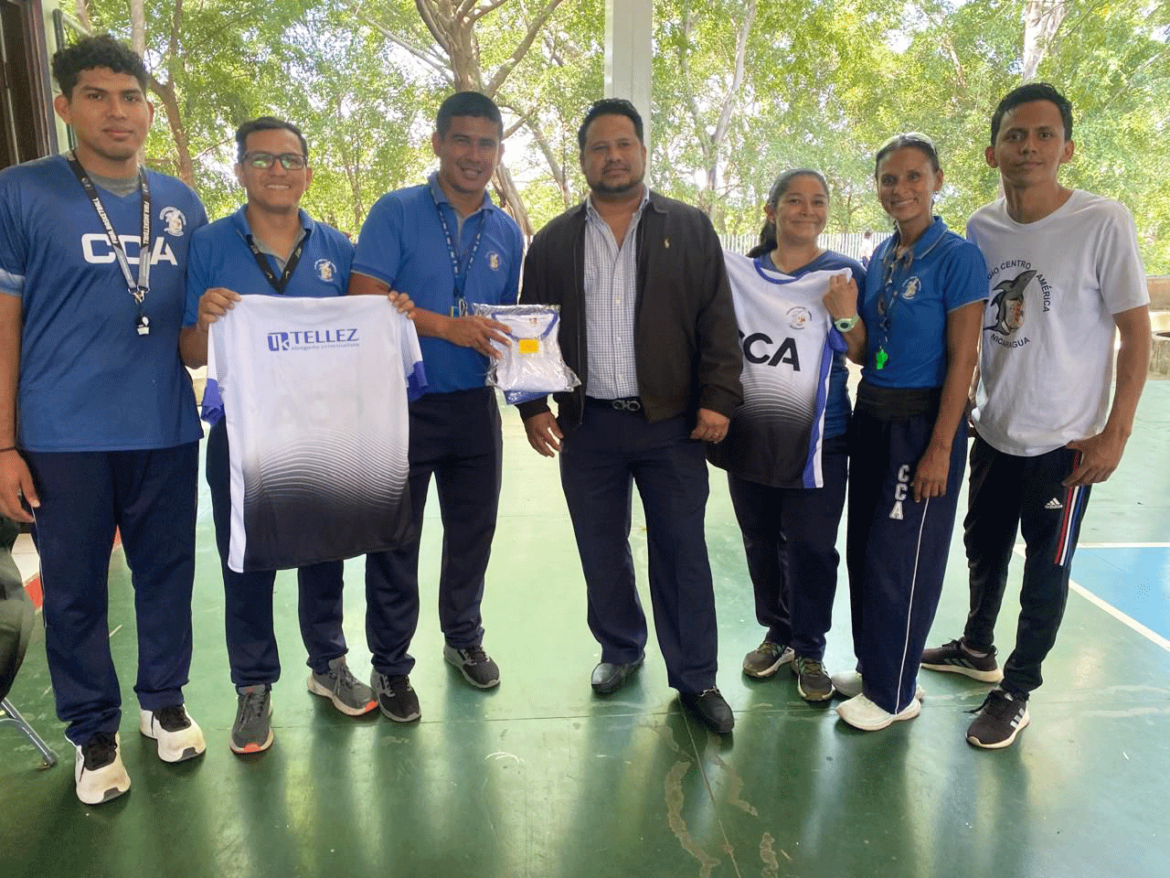 Téllez Abogado Criminalista contribuye con uniformes a Profesores del Colegio Centroamérica de Managua