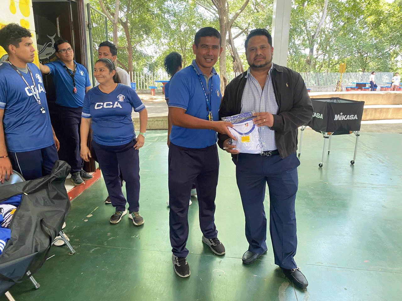 Téllez Abogado Criminalista contribuye con uniformes a Profesores del Colegio Centroamérica de Managua